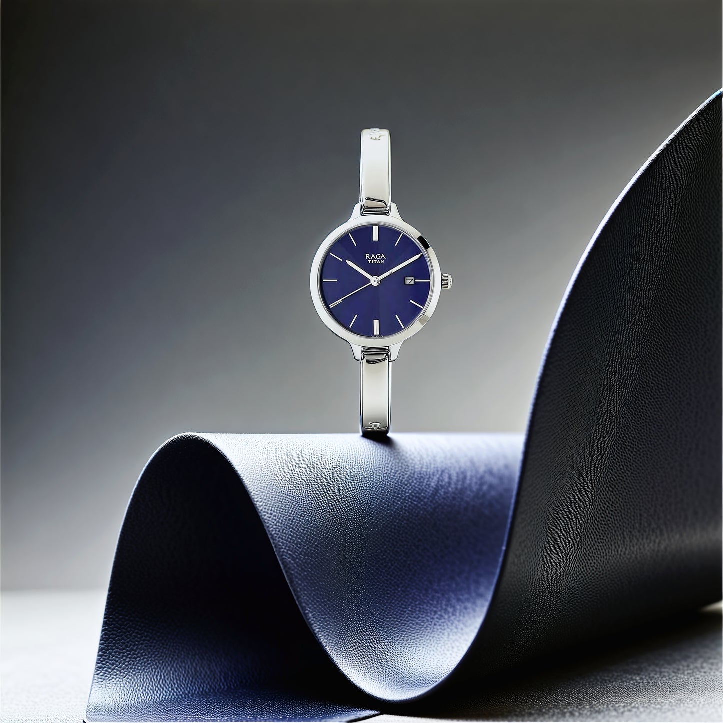 Đồng hồ Nữ TITAN dây kim loại Raga Viva màu Xanh 29 mm - 2578SM01