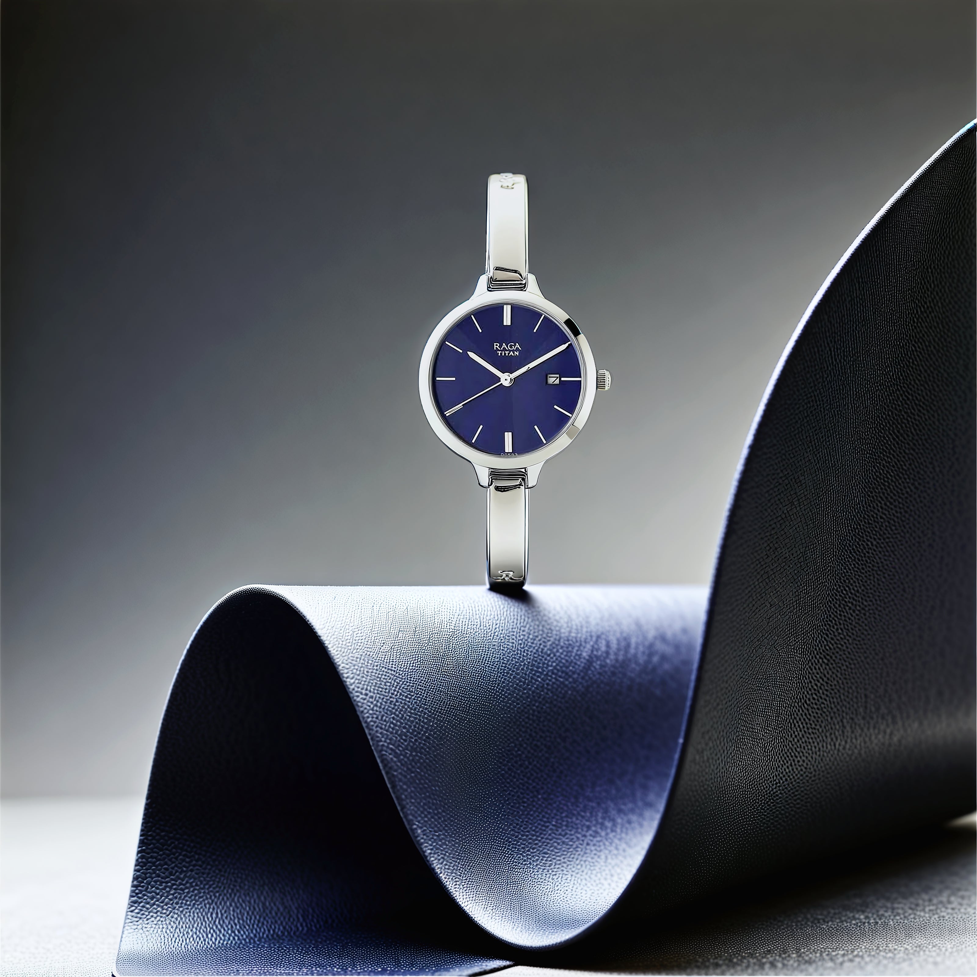 Đồng hồ Nữ TITAN dây kim loại Raga Viva màu Xanh 29 mm - 2578SM01