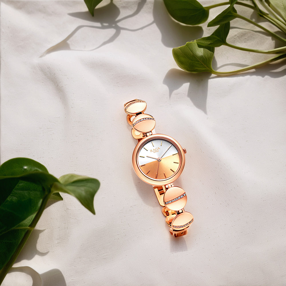 Đồng hồ Titan Raga Delight mặt bạc dành cho nữ có dây đeo bằng kim loại