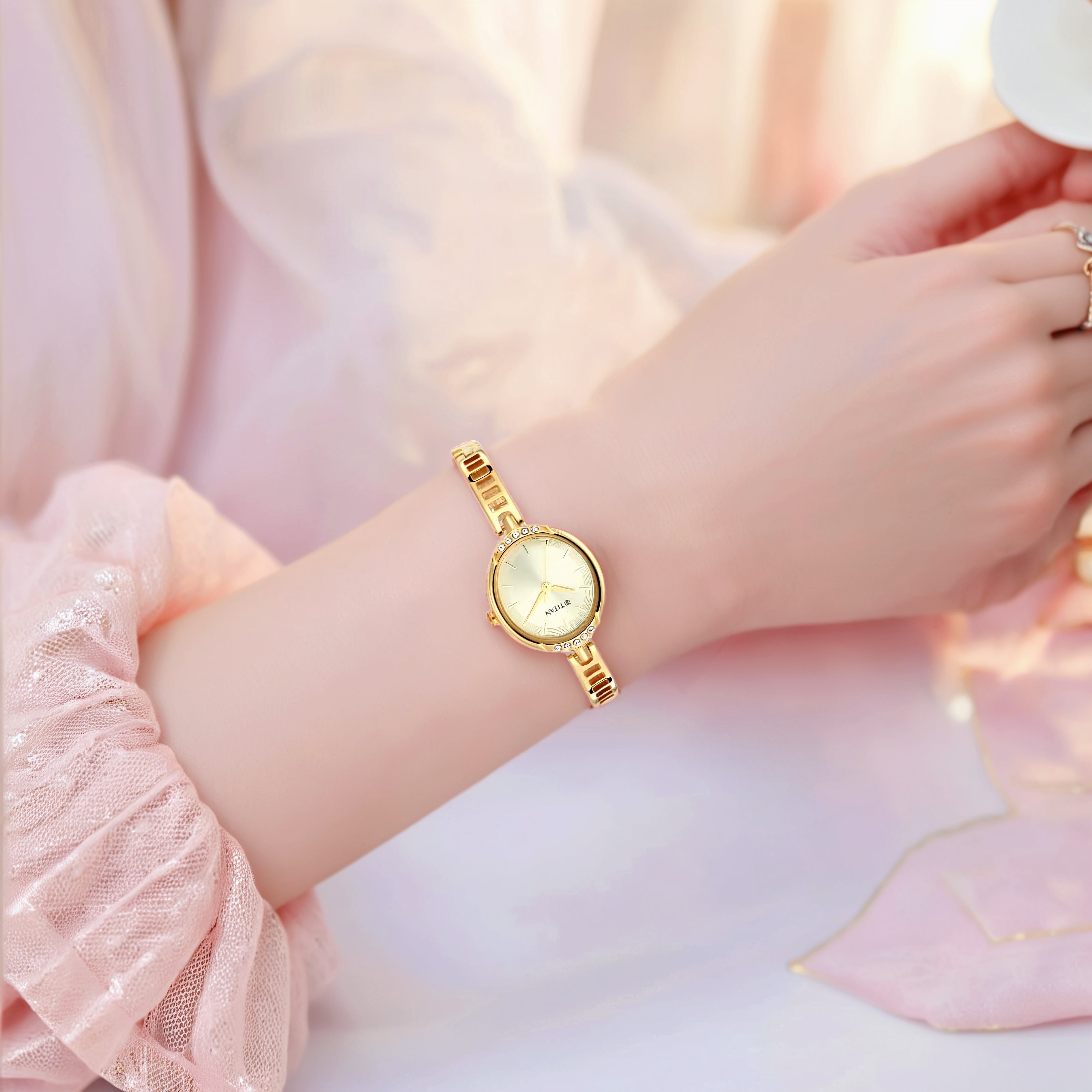 Đồng hồ Titan Quartz Analog mặt số vàng dây đeo kim loại dành cho nữ