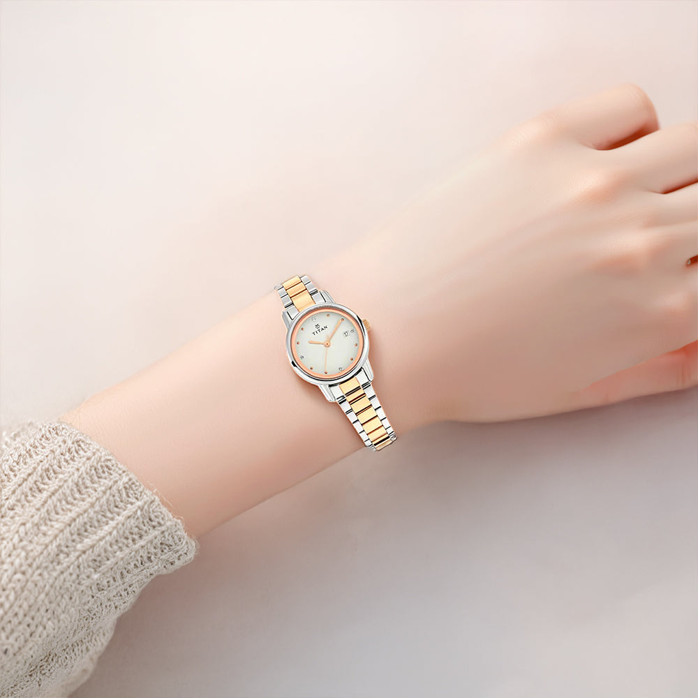 Đồng hồ Titan Quartz Analog có ngày, mặt số màu trắng, dây đeo bằng thép không gỉ dành cho nữ