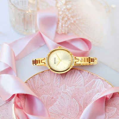 Đồng hồ Nữ TITAN dây kim loại Gold Dial Analog Watch mặt màu Vàng 25 mm - 2637YM01